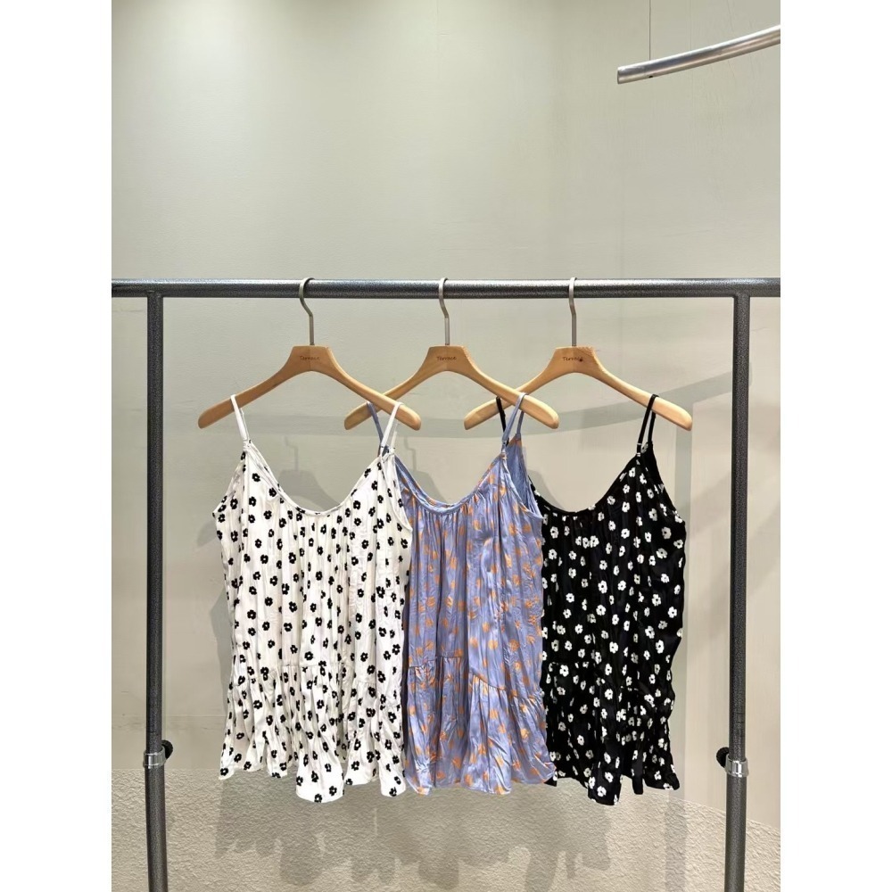 正韓 碎花皺褶輕薄細肩帶背心上衣三色 現貨黑/藍-細節圖10