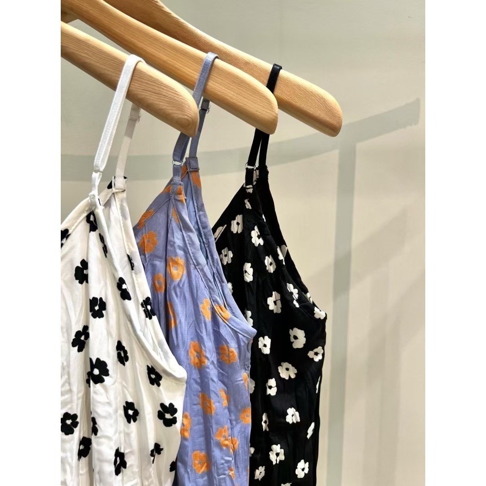 正韓 碎花皺褶輕薄細肩帶背心上衣三色 現貨黑/藍-細節圖11