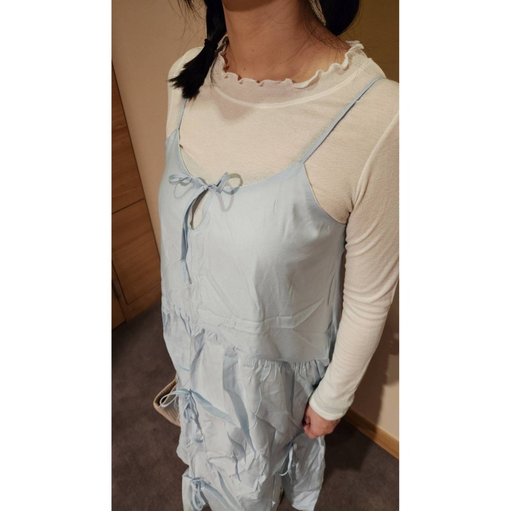 正韓 細肩帶蝴蝶結不規則裙襬設計背心洋裝三色 現貨白色-細節圖8