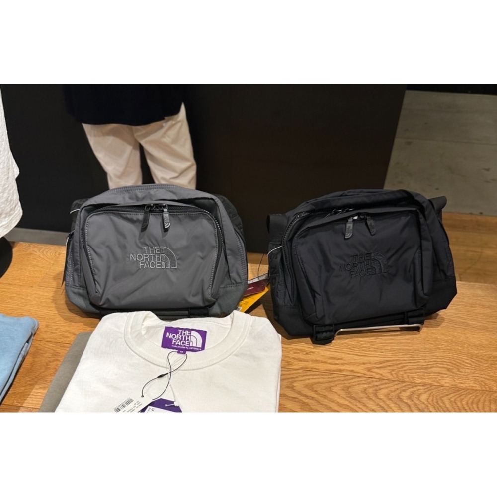 日本帶回現貨 The North Face 日版紫標肩背包 灰色-細節圖2