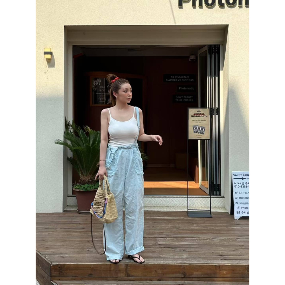 正韓 雕花可愛獨特吊帶褲 白/藍 現貨-細節圖3