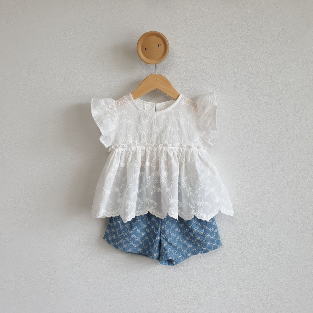 正韓童裝 花花刺繡淺藍牛仔短褲 90 現貨-細節圖2