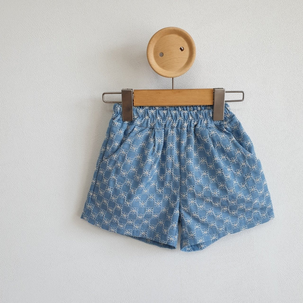 正韓童裝 花花刺繡淺藍牛仔短褲 90 現貨-細節圖7