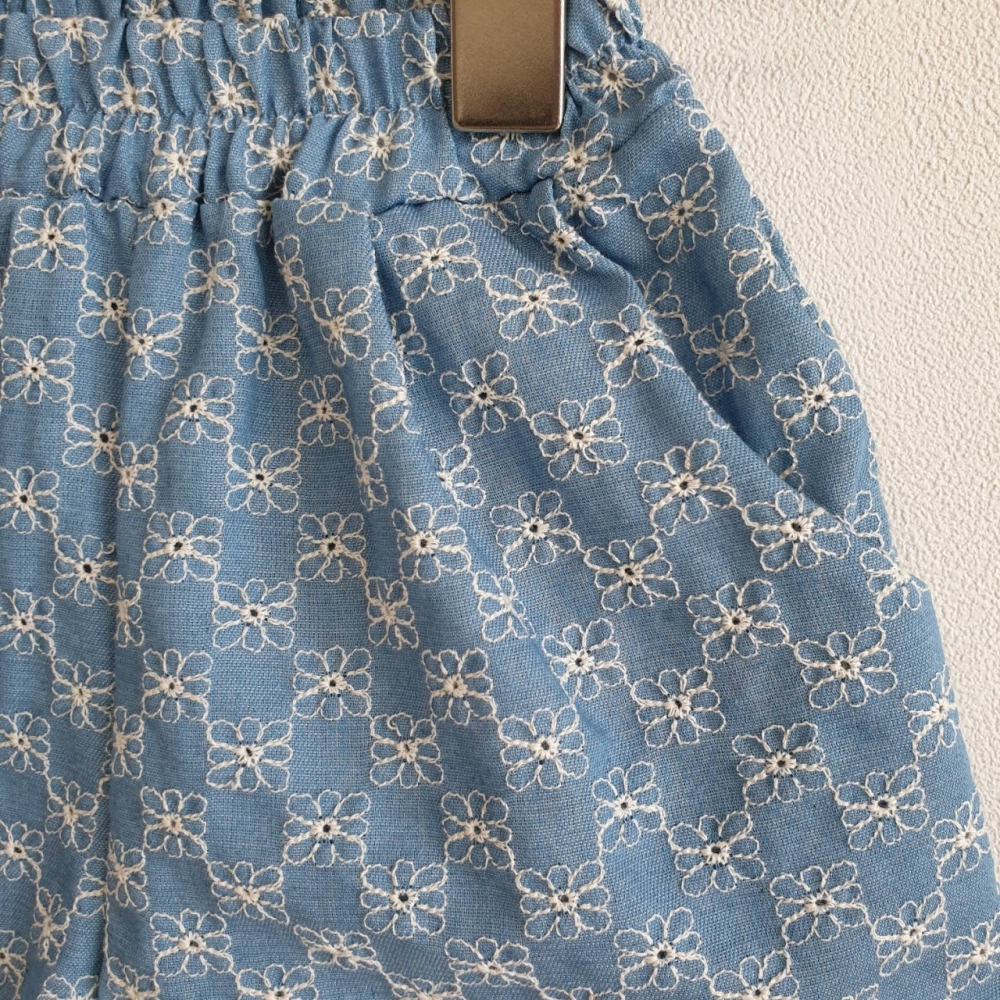 正韓童裝 花花刺繡淺藍牛仔短褲 90 現貨-細節圖8