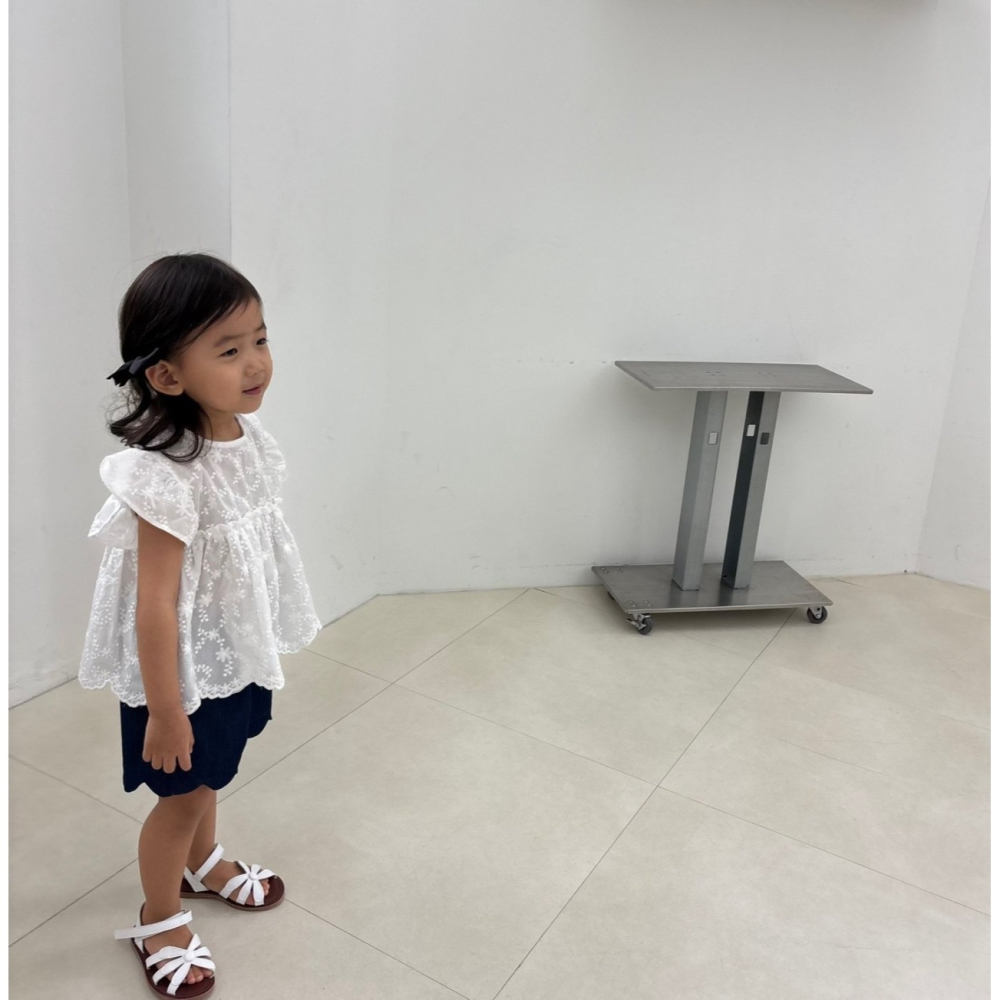 正韓童裝 下擺花瓣深藍牛仔短褲 M 現貨-細節圖2