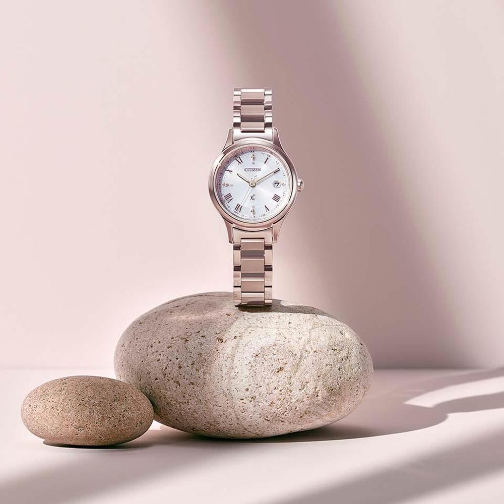 CITIZEN 星辰錶 XC系列Sakura pink櫻花粉紅金鈦金屬電波手錶 女錶 ES9497-96A 附提袋-細節圖5