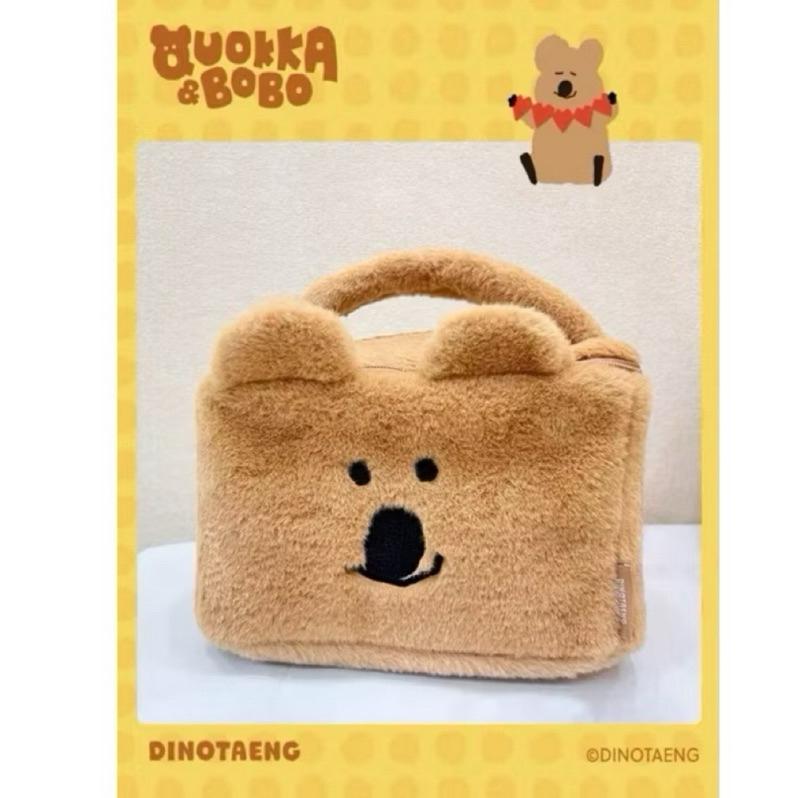 以可愛之名🎀 台灣現貨｜Dinotaeng呆萌町系列毛絨化妝包 手提收納包 相機包 正版授權 柿子椒熊包包 屈臣氏聯名-細節圖2