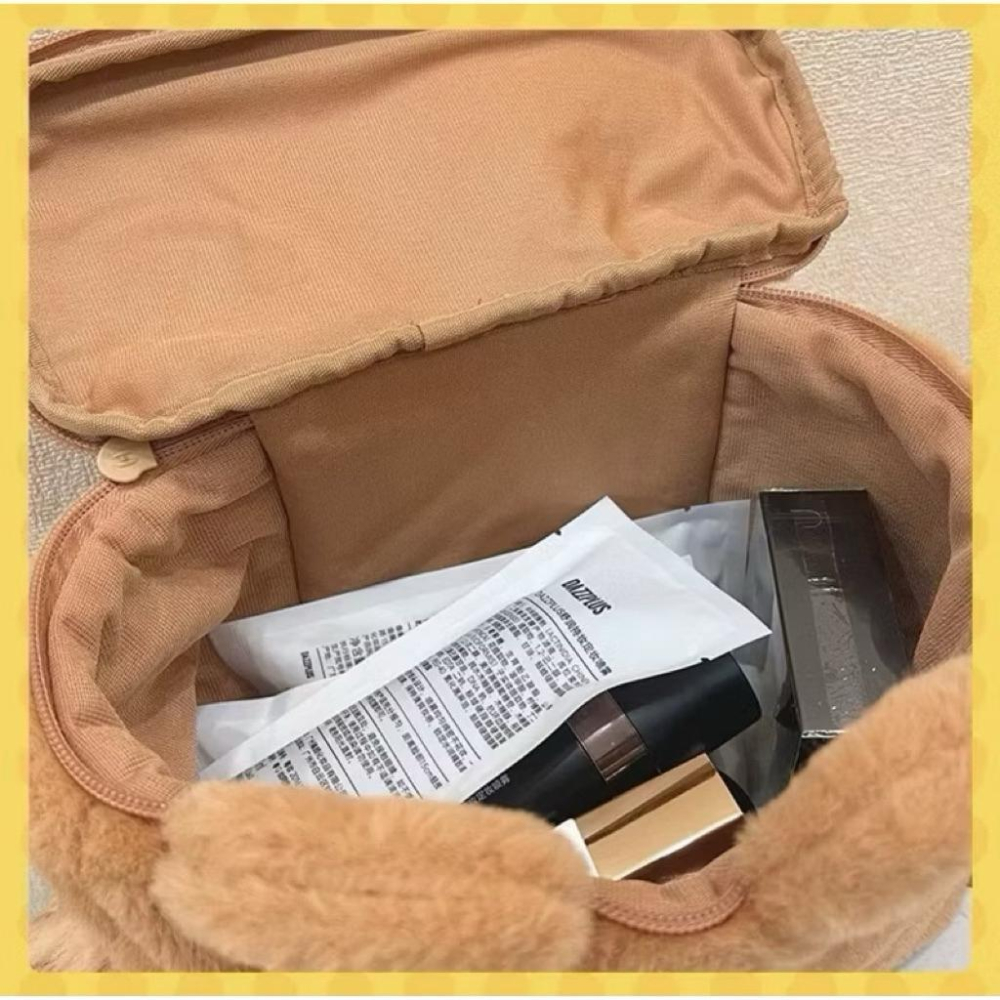 以可愛之名🎀 台灣現貨｜Dinotaeng呆萌町系列毛絨化妝包 手提收納包 相機包 正版授權 柿子椒熊包包 屈臣氏聯名-細節圖4