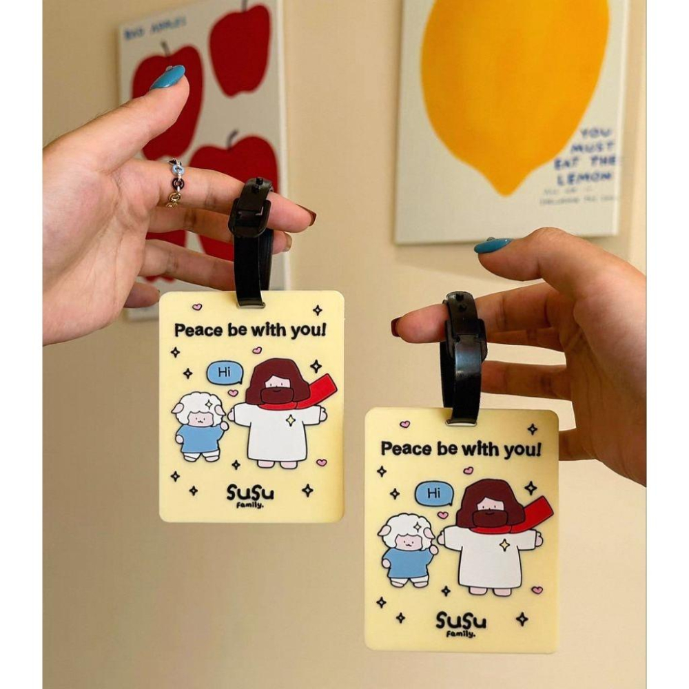 💫初心角落💫「SuSu Family 插畫行李牌 可愛PVC吊牌 帶著平安一起旅行 幸福小組-細節圖2
