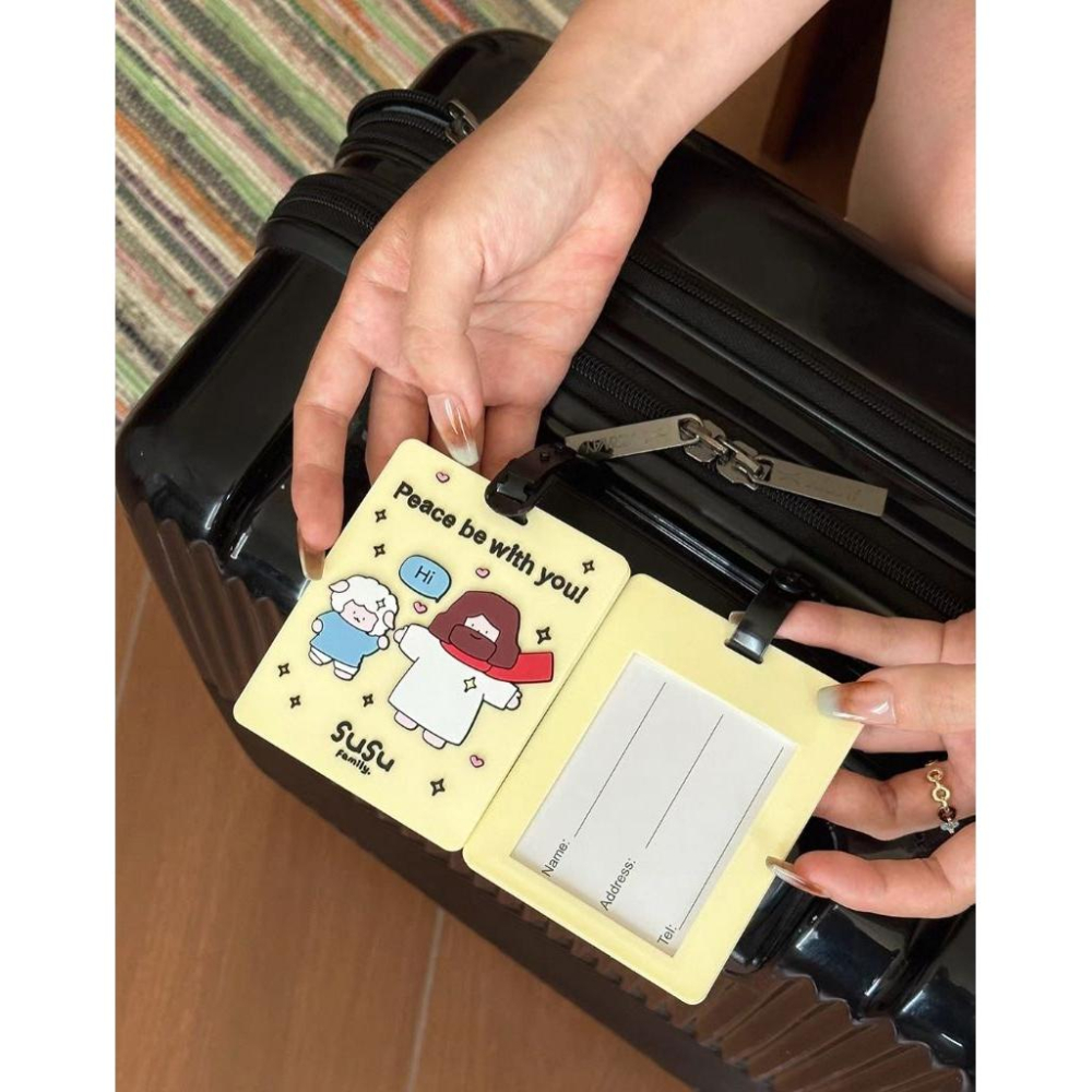 💫初心角落💫「SuSu Family 插畫行李牌 可愛PVC吊牌 帶著平安一起旅行 幸福小組-細節圖3