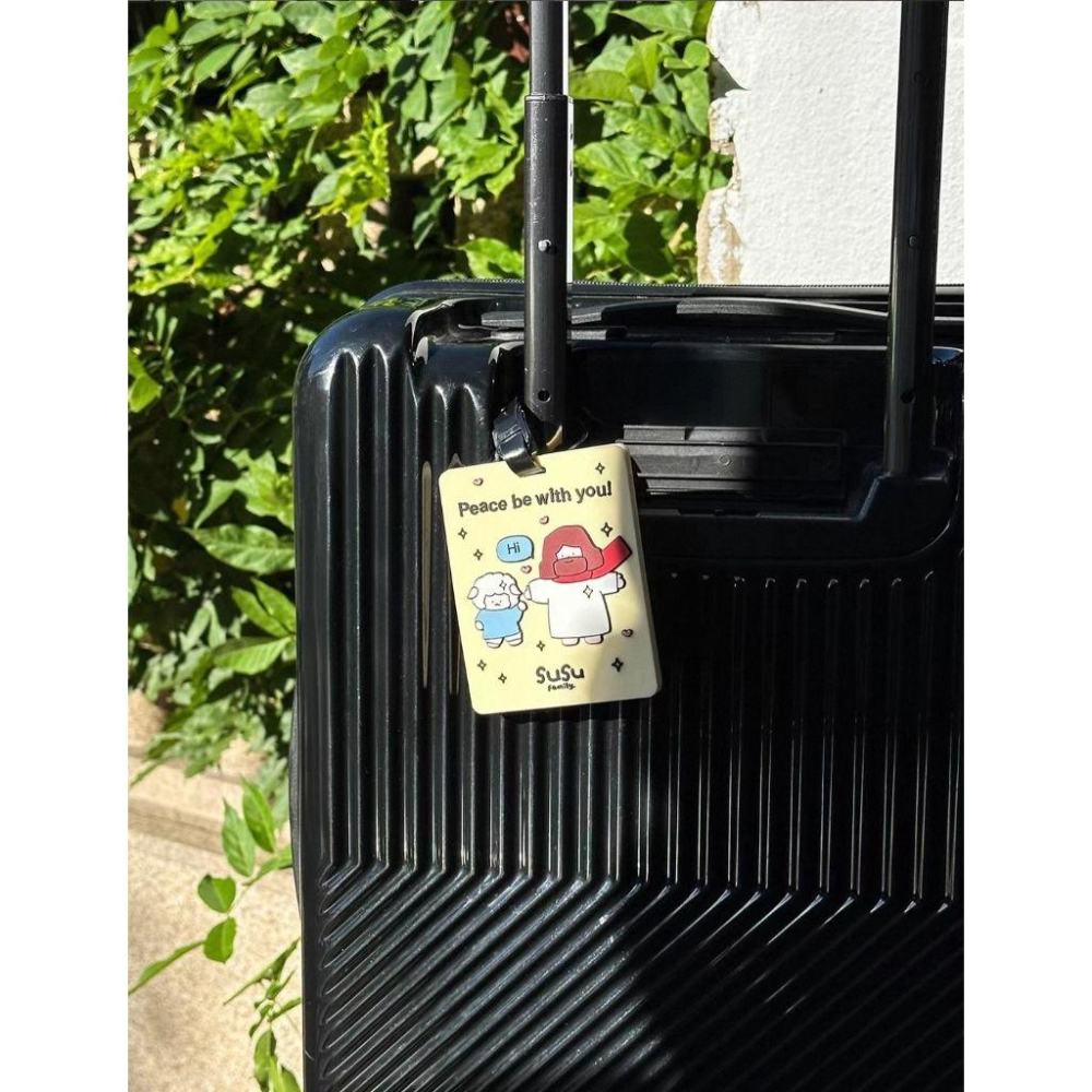 💫初心角落💫「SuSu Family 插畫行李牌 可愛PVC吊牌 帶著平安一起旅行 幸福小組-細節圖4