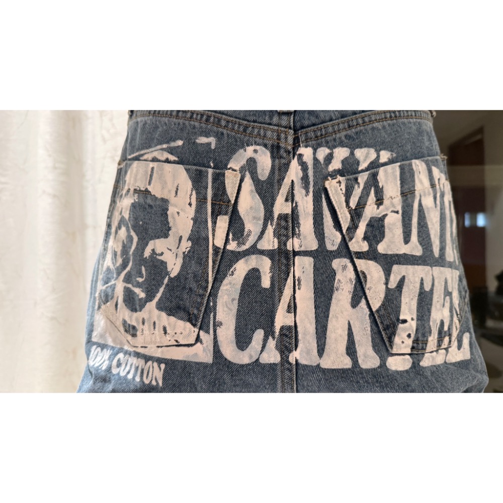 韓國選品🇰🇷漆皮印花大字屁屁牛仔褲-細節圖5