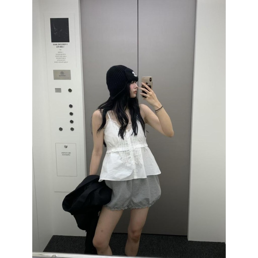 白現貨 O007 正韓🇰🇷 v領蕾絲排釦傘擺背心-細節圖2