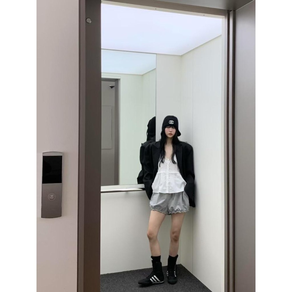 白現貨 O007 正韓🇰🇷 v領蕾絲排釦傘擺背心-細節圖3