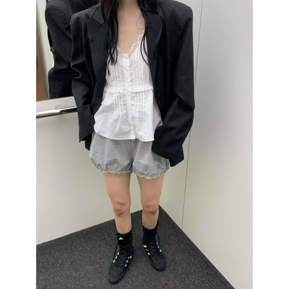 白現貨 O007 正韓🇰🇷 v領蕾絲排釦傘擺背心-細節圖4