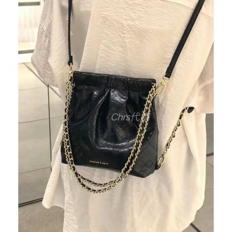 ￼開發票🧾Chrs代購🔥新加坡小CK最新款迷你款小香風Duo 細鍊抓皺流浪包 後背包 托特包垃圾袋大號 中號 小號-細節圖6
