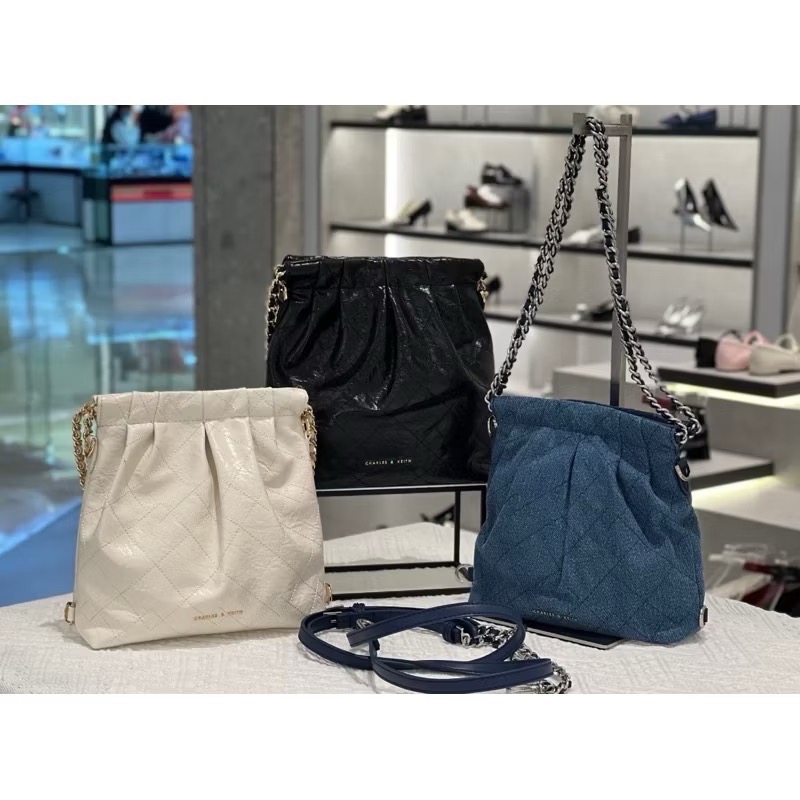 ￼開發票🧾Chrs代購🔥新加坡小CK最新款迷你款小香風Duo 細鍊抓皺流浪包 後背包 托特包垃圾袋大號 中號 小號-細節圖9