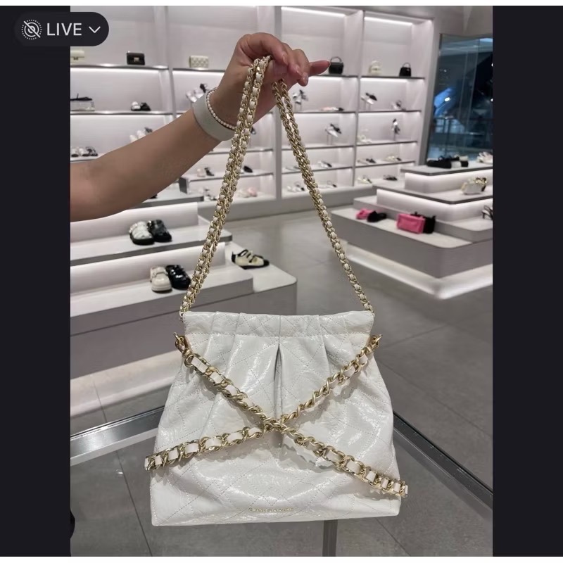 ￼開發票🧾Chrs代購🔥新加坡小CK最新款迷你款小香風Duo 細鍊抓皺流浪包 後背包 托特包垃圾袋大號 中號 小號-規格圖9