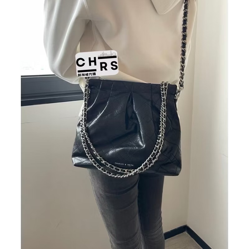 ￼開發票🧾Chrs代購🔥新加坡小CK最新款迷你款小香風Duo 細鍊抓皺流浪包 後背包 托特包垃圾袋大號 中號 小號-規格圖9