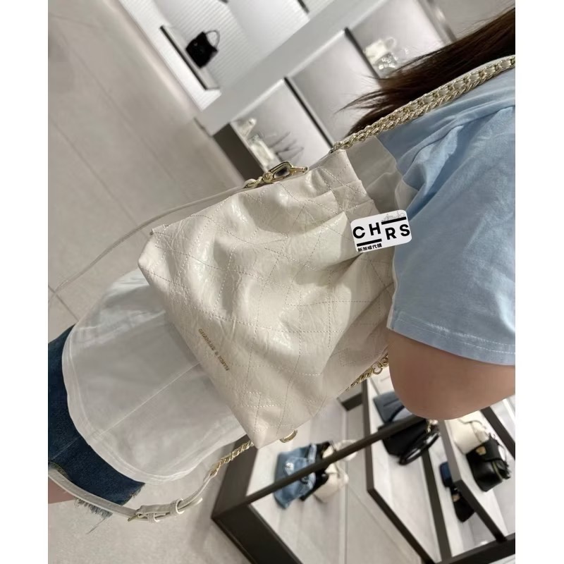 ￼開發票🧾Chrs代購🔥新加坡小CK最新款迷你款小香風Duo 細鍊抓皺流浪包 後背包 托特包垃圾袋大號 中號 小號-規格圖9