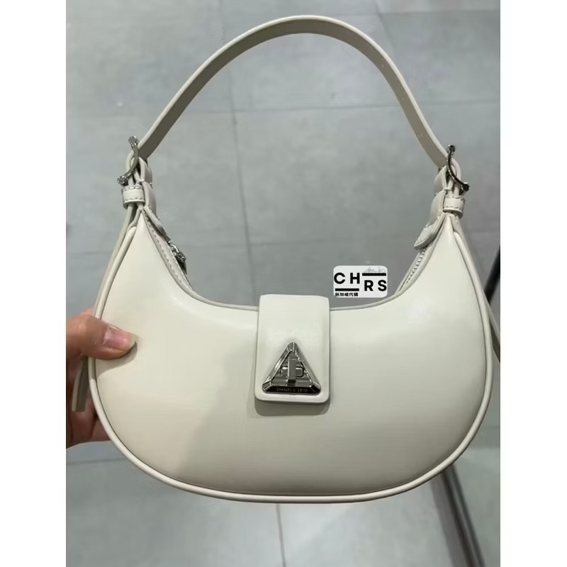 ￼開發票🧾Chrs代購🍎新加坡小CK Trice三角釦彎月包 月光包 新月包 肩背 斜背CK2-50271205-細節圖2