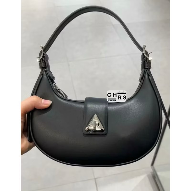 ￼開發票🧾Chrs代購🍎新加坡小CK Trice三角釦彎月包 月光包 新月包 肩背 斜背CK2-50271205-細節圖3