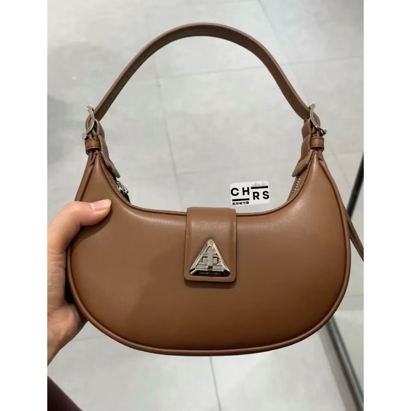 ￼開發票🧾Chrs代購🍎新加坡小CK Trice三角釦彎月包 月光包 新月包 肩背 斜背CK2-50271205-細節圖4
