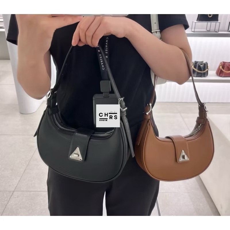 ￼開發票🧾Chrs代購🍎新加坡小CK Trice三角釦彎月包 月光包 新月包 肩背 斜背CK2-50271205-細節圖8