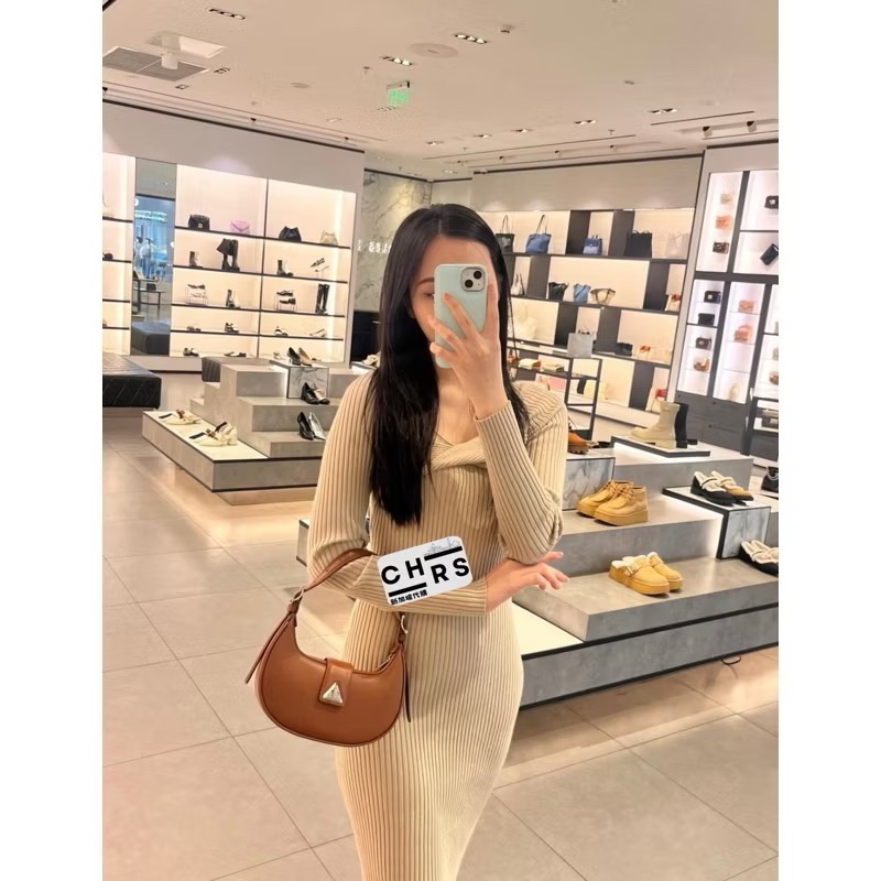 ￼開發票🧾Chrs代購🍎新加坡小CK Trice三角釦彎月包 月光包 新月包 肩背 斜背CK2-50271205-規格圖9