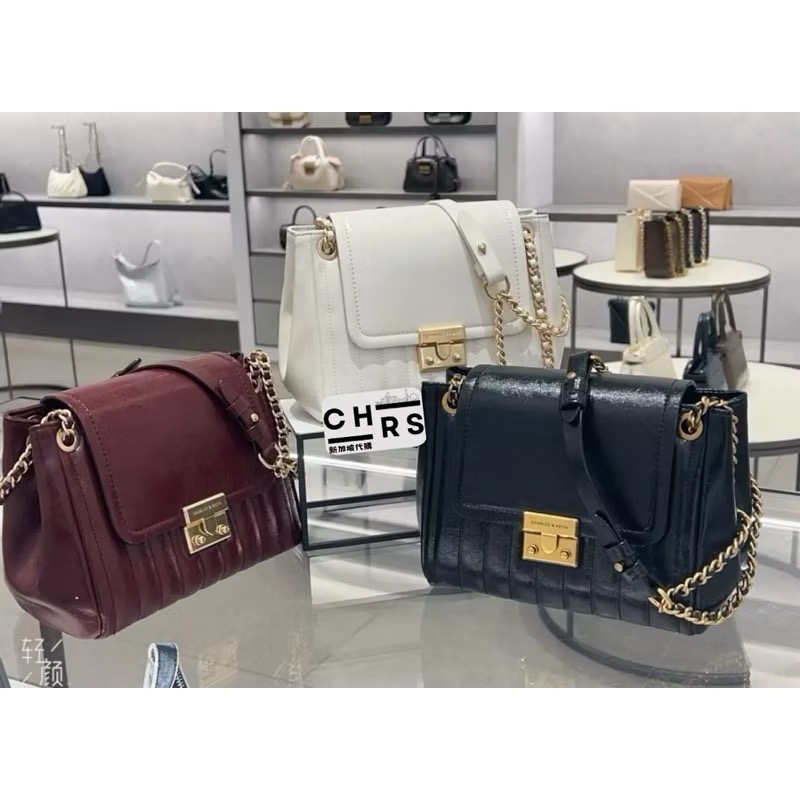 ￼開發票🧾Chrs代購🖤新加坡小CK✨24秋冬新品 Donna 壓紋復古鎖扣中型肩背包/斜背包-細節圖2