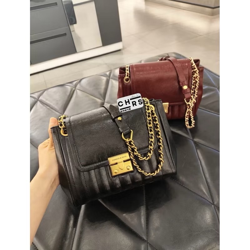 ￼開發票🧾Chrs代購🖤新加坡小CK✨24秋冬新品 Donna 壓紋復古鎖扣中型肩背包/斜背包-細節圖3