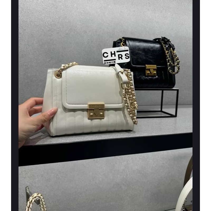 ￼開發票🧾Chrs代購🖤新加坡小CK✨24秋冬新品 Donna 壓紋復古鎖扣中型肩背包/斜背包-細節圖4