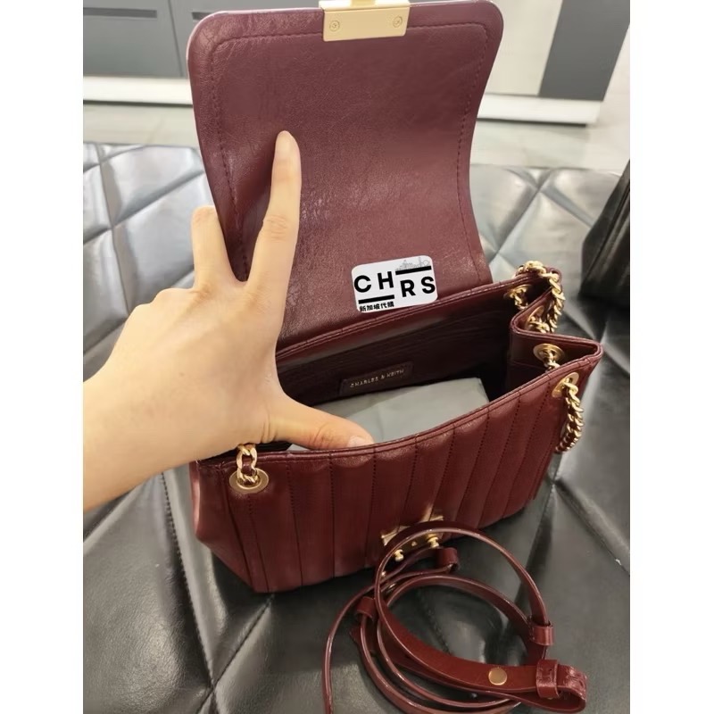 ￼開發票🧾Chrs代購🖤新加坡小CK✨24秋冬新品 Donna 壓紋復古鎖扣中型肩背包/斜背包-細節圖6