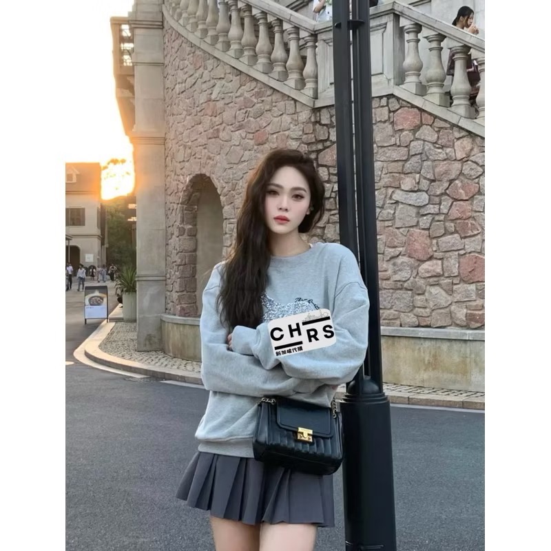 ￼開發票🧾Chrs代購🖤新加坡小CK✨24秋冬新品 Donna 壓紋復古鎖扣中型肩背包/斜背包-細節圖7