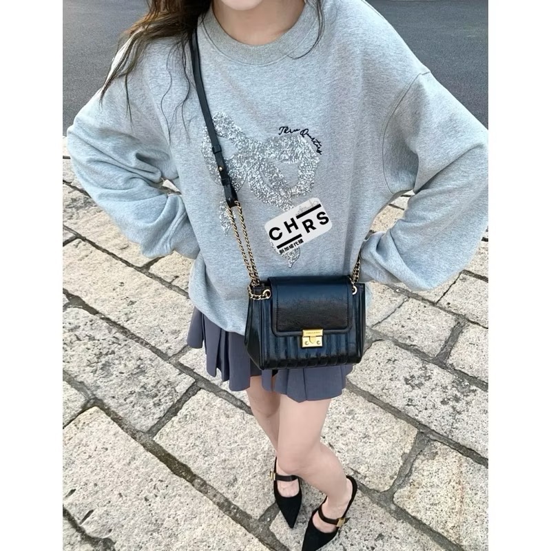 ￼開發票🧾Chrs代購🖤新加坡小CK✨24秋冬新品 Donna 壓紋復古鎖扣中型肩背包/斜背包-細節圖9