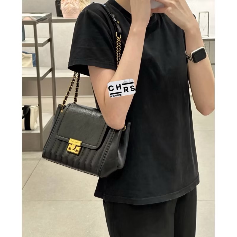 ￼開發票🧾Chrs代購🖤新加坡小CK✨24秋冬新品 Donna 壓紋復古鎖扣中型肩背包/斜背包-規格圖9