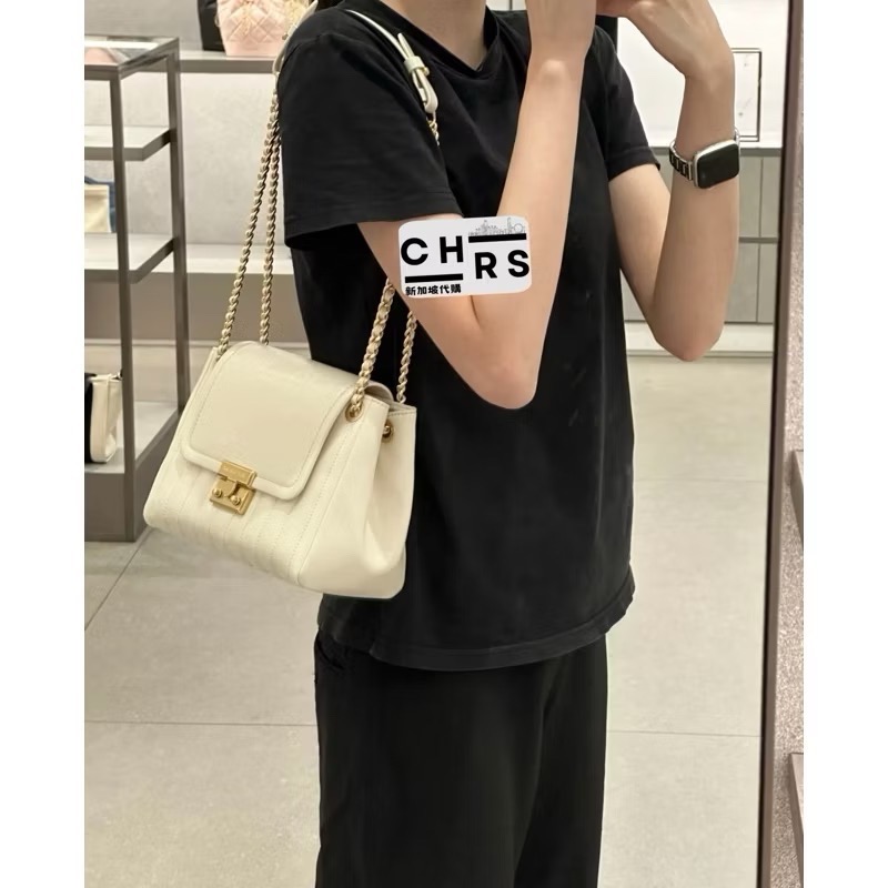 ￼開發票🧾Chrs代購🖤新加坡小CK✨24秋冬新品 Donna 壓紋復古鎖扣中型肩背包/斜背包-規格圖9