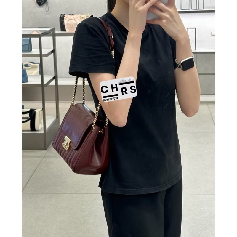￼開發票🧾Chrs代購🖤新加坡小CK✨24秋冬新品 Donna 壓紋復古鎖扣中型肩背包/斜背包-規格圖9