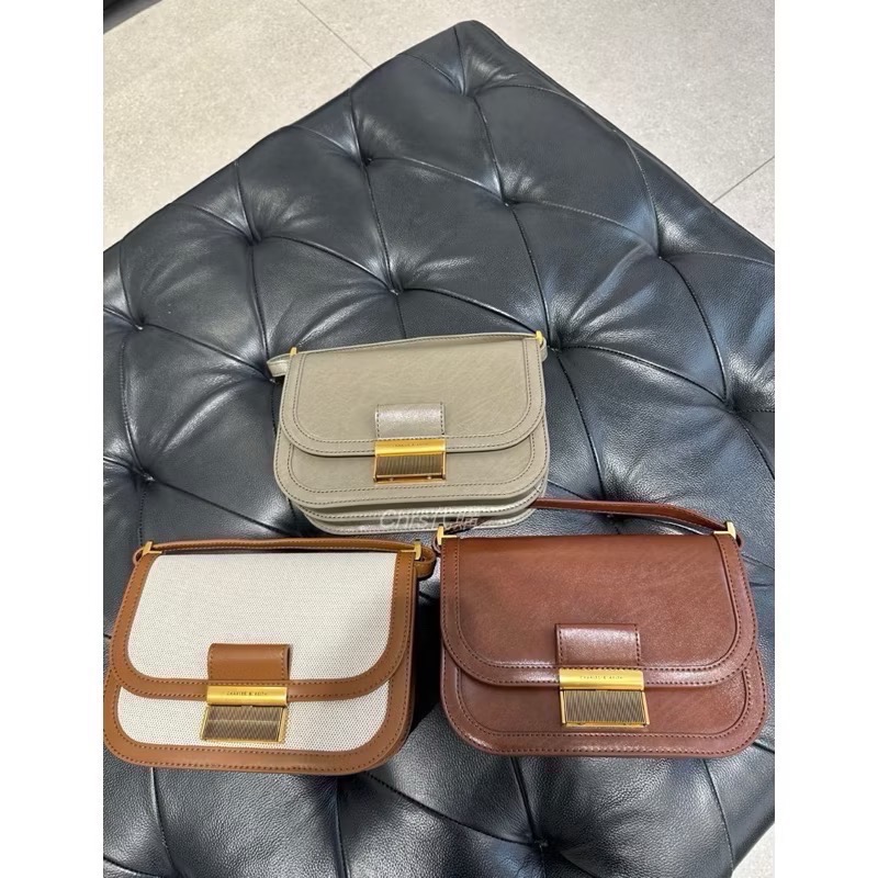 ￼開發票🧾Chrs代購🔥新加坡小CK✨ 侯佩岑 同款 Charlot 金釦包 復古小方包 側背包 復古包 豆腐包 經-細節圖2