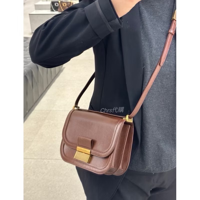 ￼開發票🧾Chrs代購🔥新加坡小CK✨ 侯佩岑 同款 Charlot 金釦包 復古小方包 側背包 復古包 豆腐包 經-細節圖6