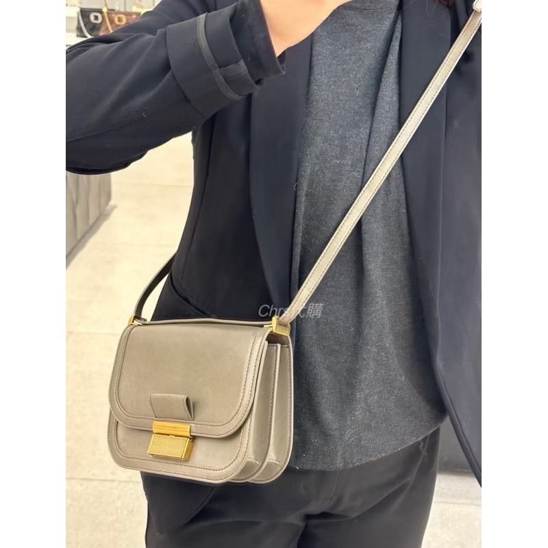 ￼開發票🧾Chrs代購🔥新加坡小CK✨ 侯佩岑 同款 Charlot 金釦包 復古小方包 側背包 復古包 豆腐包 經-細節圖7