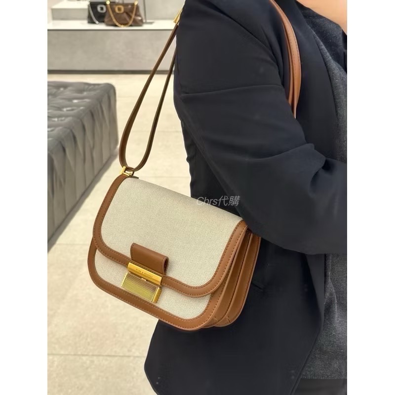 ￼開發票🧾Chrs代購🔥新加坡小CK✨ 侯佩岑 同款 Charlot 金釦包 復古小方包 側背包 復古包 豆腐包 經-細節圖8