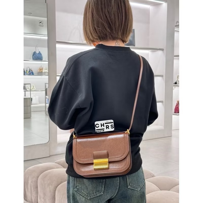 ￼開發票🧾Chrs代購🔥新加坡小CK✨ 侯佩岑 同款 Charlot 金釦包 復古小方包 側背包 復古包 豆腐包 經-規格圖9