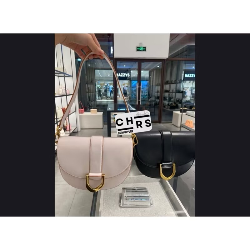 ￼開發票🧾Chrs代購🖤新加坡小CK✨ 造型D字釦兩用馬鞍包 馬蹄包 側背包 單肩包-細節圖2
