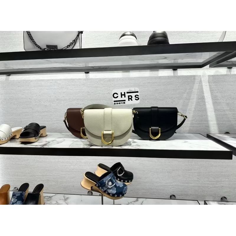 ￼開發票🧾Chrs代購🖤新加坡小CK✨ 造型D字釦兩用馬鞍包 馬蹄包 側背包 單肩包-細節圖3