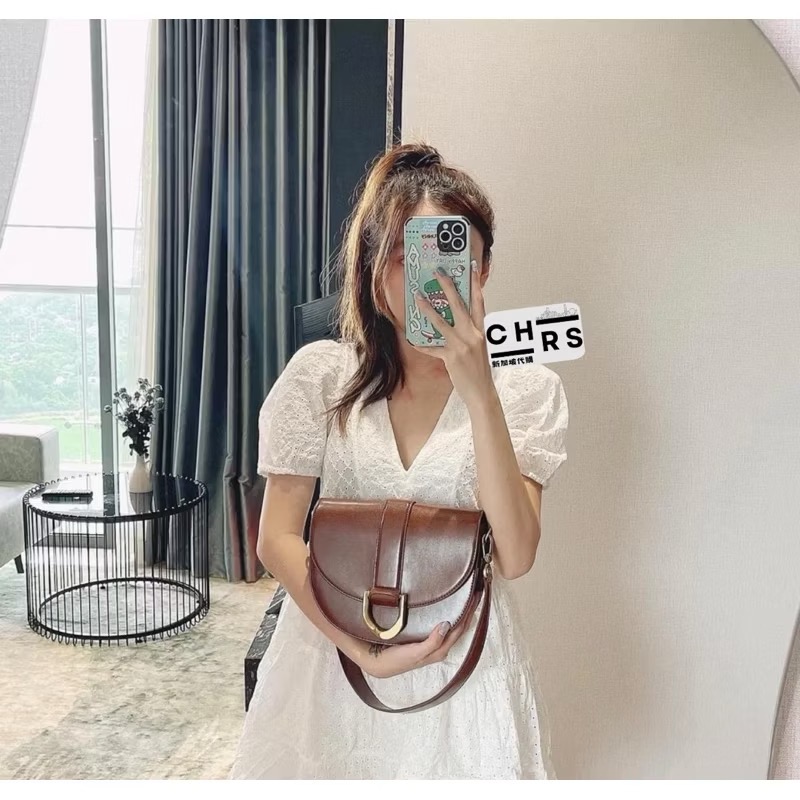 ￼開發票🧾Chrs代購🖤新加坡小CK✨ 造型D字釦兩用馬鞍包 馬蹄包 側背包 單肩包-細節圖4