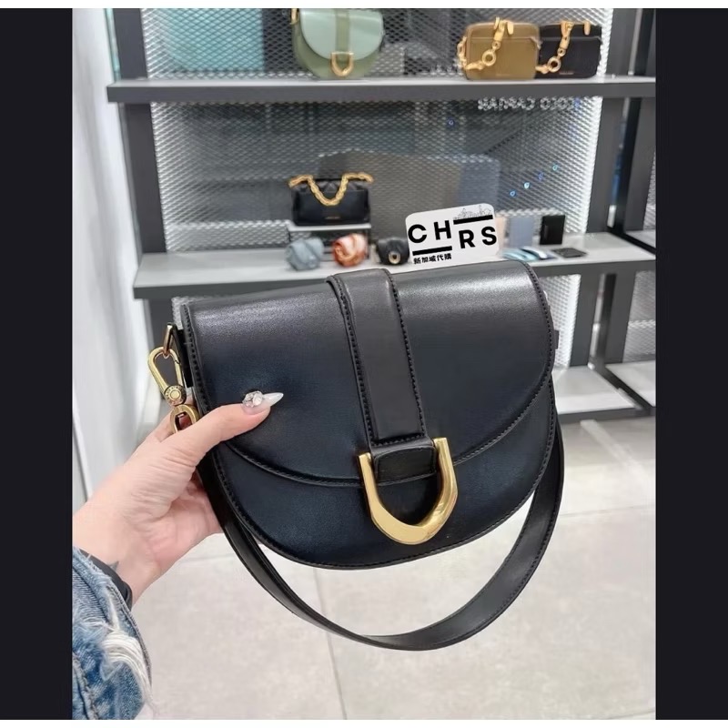 ￼開發票🧾Chrs代購🖤新加坡小CK✨ 造型D字釦兩用馬鞍包 馬蹄包 側背包 單肩包-細節圖5
