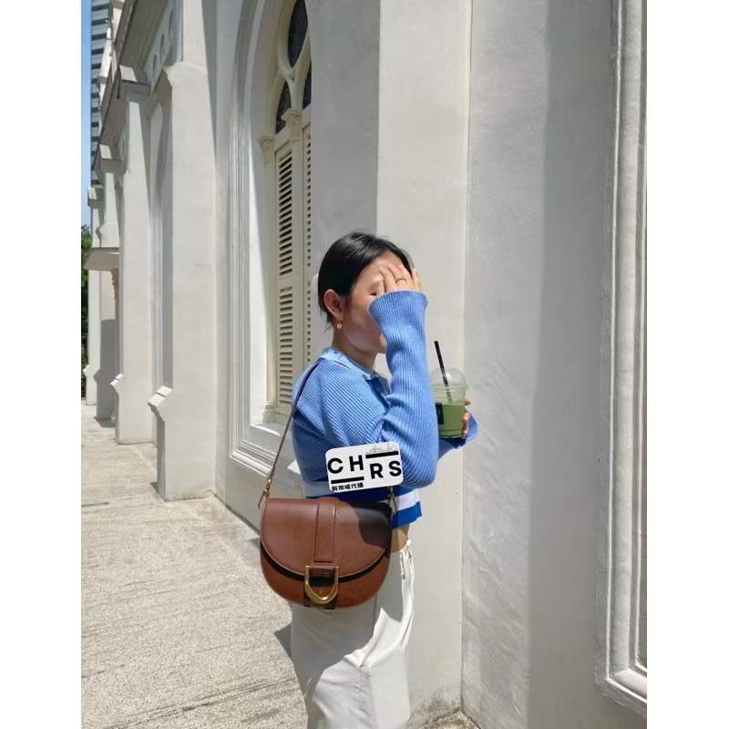 ￼開發票🧾Chrs代購🖤新加坡小CK✨ 造型D字釦兩用馬鞍包 馬蹄包 側背包 單肩包-細節圖7