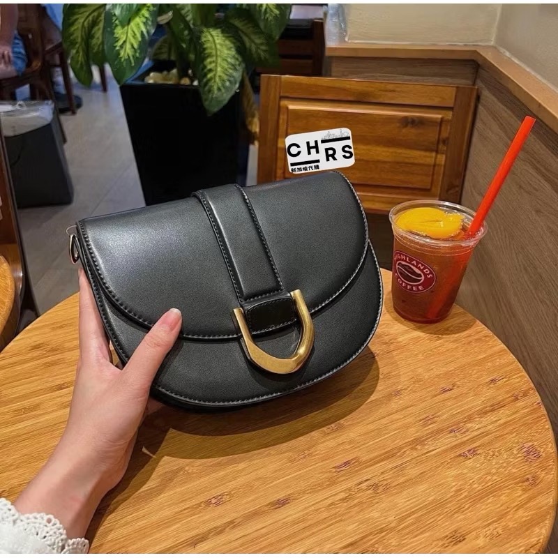 ￼開發票🧾Chrs代購🖤新加坡小CK✨ 造型D字釦兩用馬鞍包 馬蹄包 側背包 單肩包-規格圖8