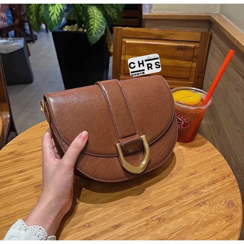 ￼開發票🧾Chrs代購🖤新加坡小CK✨ 造型D字釦兩用馬鞍包 馬蹄包 側背包 單肩包-規格圖8